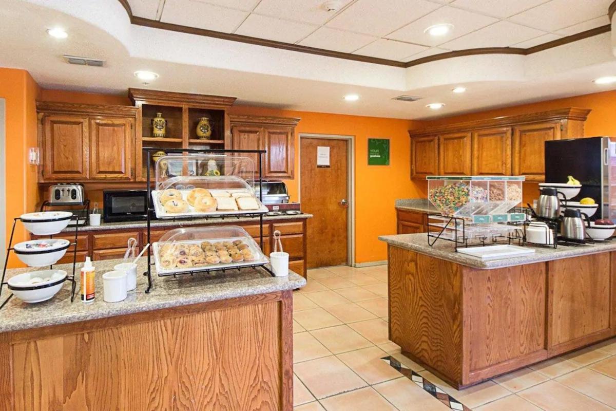 Shary Inn And Suites Mission Extérieur photo